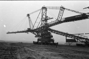 Lohsa. Tagebau Lohsa, Tagebauteil "Drei Weibern". Absetzer-Bagger zum Verfüllen tauber Massen auf der Kippe