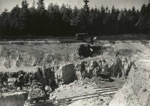 Grimma-Nerchau. Tongrube. Plastischer Ton mit sandig-lehmiger Zwischenschicht (Unteroligozän) unter kiesigem Sand (Altpleistozän). Handabbau und Feldbahn