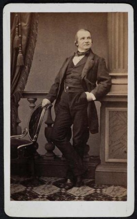 Porträt Emil Walther (1820-1888; Schauspieler). Albuminabzug auf Karton (Carte-de-visite mit Atelieraufdruck verso)