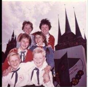 Junge Pioniere auf dem Erfurter Domplatz beim IV. Pioniertreffen