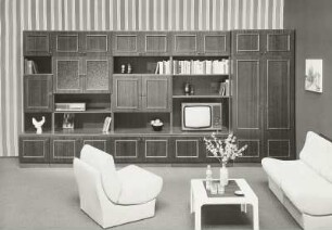 Anbauwand "Christina" : Wohnzimmermöbel (1976; VEB Möbelkombinat Berlin (MKB)). Ansicht mit Anbauwand, Couchtisch und Sitzgruppe