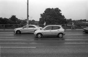 Berlin-Friedrichshain : In Berlin-Friedrichshain, Warschauer Brücke mit Daihatsu Sirion