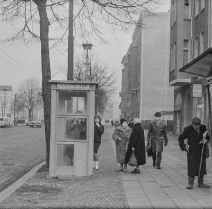 Wartende vor einer Telefonzelle, 1970er Jahre. SW-Foto © Kurt Schwarz.