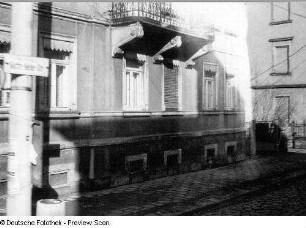 Dresden-Cotta, Warthaer Straße. An der Haltestelle Gottfried-Keller-Straße, fotografiert aus einer Straßenbahn