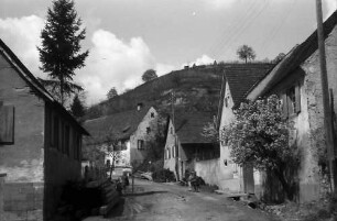 Bötzingen: Gasse mit Weinberg