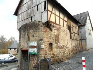 Stadtbefestigung - Untertor von Südwesten-Schalenturmrest mit Schlüsselloch-Schießscharte und aufgebautem fachwerk-Schuppen