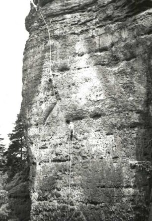 Sächsische Schweiz. Schmilkaer Felsrevier, Rauschenstein. Seilschaft Karlheinz Gonda, G. Junghans und G. Walpert bei der Erstbegehung (des Günther-Sturm-Gedächtnisweges, der SW-Kante) der Gonda-Kante. 4.7.1948