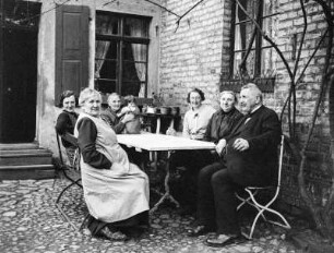 Schönlanke (Trzcianka/Polen). Gruppenaufnahme im Hinterhof eines Wohnhauses (vermutlich Angehörige der Familie des Fotografen)
