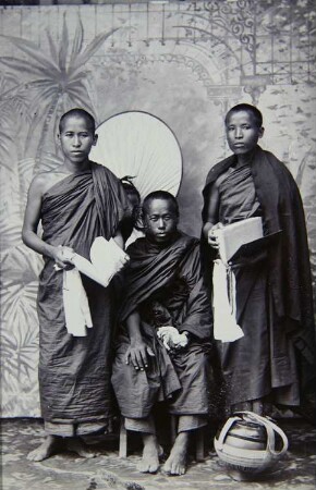 Hpoongyies (Buddist priests)