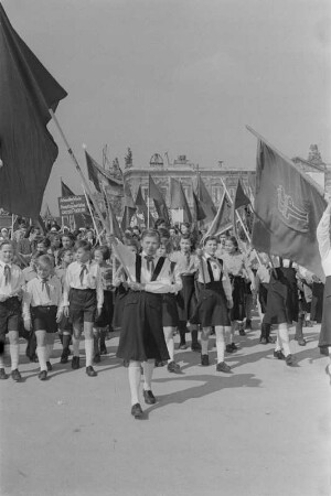 Demonstration zum 1. Mai 1951 in Berlin : Pioniere im Demonstrationszug