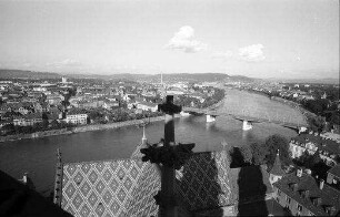 Basel: Blick vom Münster, Vordergrund Kreuz und Wettsteinbrücke
