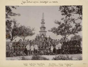 Jäger-Denkmal auf dem Schlachtfeld von Wörth, Gesamtaufnahme des Leib-Grenadier-Regiments, Soldaten in mehreren Reihen stehend, sitzend oder liegend