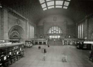 Leipzig, Hauptbahnhof : Leipzig. Hauptbahnhof. Empfangsgebäude (W. Lossow, M. H. Kühne). Östliche (sächsische) Eingangshalle. Innenansicht von einer Fensterbank über dem Eingang