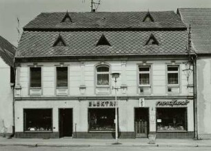 Luckau, Am Markt 2. Wohnhaus mit Laden. Straßenfront