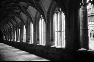 Tübingen-Bebenhausen: Blick in das Innere des Kreuzganges der Kirche
