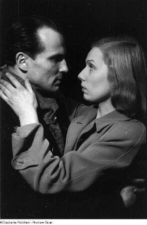 Szenenbilder aus dem Drama "Die Illegalen" von Günther Weisenborn am Hebbel-Theater Berlin : Szene mit Ernst Wilhelm Borchert (links) und Lu Säuberlich (rechts)