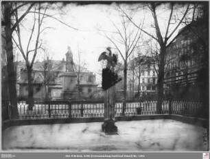 Adlerbrunnen auf dem Schillerplatz, Schillerdenkmal im Hintergrund