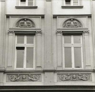 Cottbus, Eilenburger Straße 8/9. Wohn- und Verwaltungsgebäude (E. 19. Jh.), Risalitfenster (1. Obergeschoss)