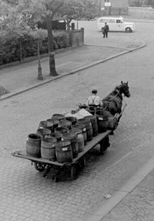 Dresden, Pferdefuhrwerk mit leeren Holzfässern
