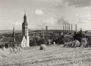 Hirschfelde, Ortsansicht mit Dorfkirche, Braunkohlewerk und Kraftwerk. Blick von Nordwesten über das Neißetal