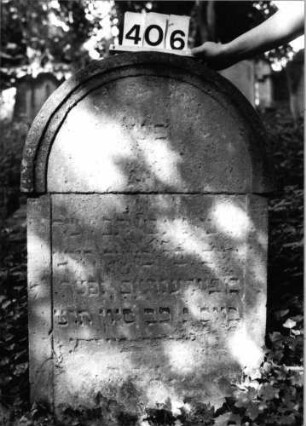 Grabstein 406 (Index: 99803653) Material: Sandstein Zustand: oben verwittert/Textverlust Maße HxBxT: 100x62x9 cm Beschreibung: Stele mit verdachtem Rundbogen, profilierter Rand: Grabstein 406