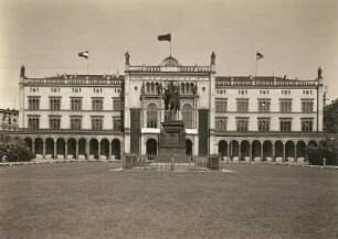 Königsberg (Kaliningrad), Paradeplatz, Neue Universität, Ansicht mit Reiterstandbild des Stifters Herzog Albrecht