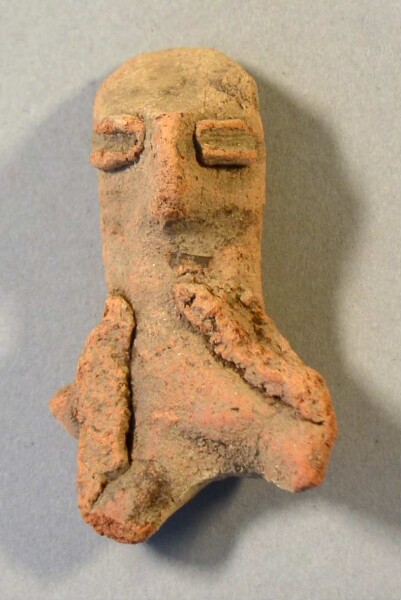 Figurine en argile (fragment de récipient)