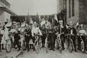 Frohburger Schulfest 1912, Lehrer und Knaben mit blumengeschmückten Fahrrädern