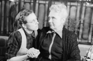 Theater am Schiffbauerdamm Berlin: "Der Fall Paul Eszterag" : Szene mit Susanne Wisten (links) und Margarete Kupfer (rechts)