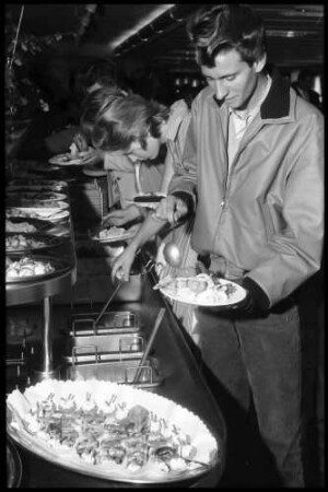 Grossenbrode: Gäste am Buffet [auf der Fähre]