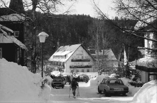 Hinterzarten: Straße zum Thomahof; Sonntagsbetrieb mit Telefonzelle