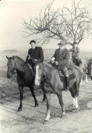 Osterreiter in Ostro : Gesellschaftliche Volkskultur - Frühling. Ort: Wotrow / Ostro. Saatreiten bzw. Reiten um die Fluren in Ostro, am Ostersonntag früh um 5 Uhr.