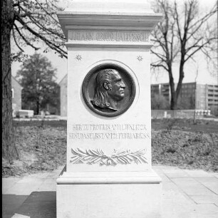 Bilz, Johannes. Knieling, E. W. Denkmal für Johann Georg Palitzsch. Sandstein, Bronze. 1877. Dresden-Prohlis, Gamigstraße/Ecke Georg-Palitzsch-Straße