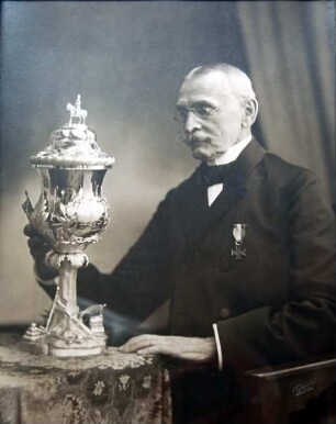 Ratmann Hartwig mit dem Silberpokal