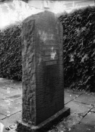 Grabstein 1 (Index: 100094168) Material: Granit Zustand: gut Maße HxBxT: 135x57x20 cm Beschreibung: Stele auf Sockel mit Rundbogen Steinmetz: Herrmann: Grabstein 1