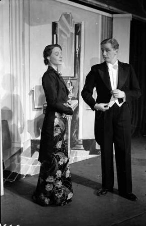 Kabarett der Komiker: Erica Balqué und Helmut Käutner (Theaterszene, beide stehend)