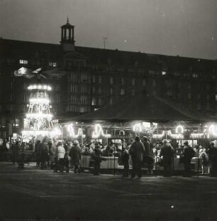Dresden-Altstadt. Striezelmarkt mit Weihnachtspyramide und Verkaufsständen