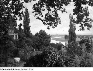Parkanlage einer Villa mit Gefäß im chinesischen Stil