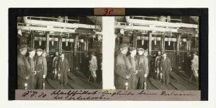 Schachtfüllort - Bergleute beim Verlassen des Förderkorbes (April 1934)