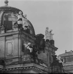 Kunstakademie : Kunstakademie. Mit weißem Stoff umwickelte Skulpturen auf dem Mittelrisalit