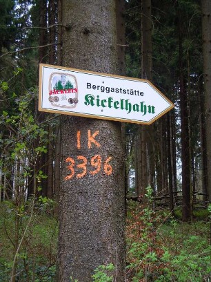 Kickelhahn bei Ilmenau - Berggaststätte : Hinweisschild zur Berggaststätte, aufgenommen im Thüringer Wald am "Kickelhahn" bei Ilmenau am 29. April 2012