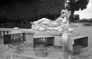 Versailles: Statuen am Springbrunnen, Liegende mit Scheinwerfern