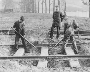 Pressluft-Handstampfer, Gleisstopfarbeiten (Niles, Berlin) : Technikgeschichte | Maschinenbau | Werkzeuge und Werkzeugmaschinen | Pressluftwerkzeuge, Schweissapparate