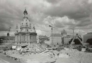 Frauenkirche : Abriß des Erweiterungsbaus des Polizeigebäudes (erb. 1976-1979; G. Fischer, M. Fasold). Blick aus dem 2. Obergeschoß des Stadtmuseums über die Baustelle gegen die Frauenkirche, das Coselpalais und die Kuppel des Ausstellungsgebäudes des Sächsischen Kunstvereins