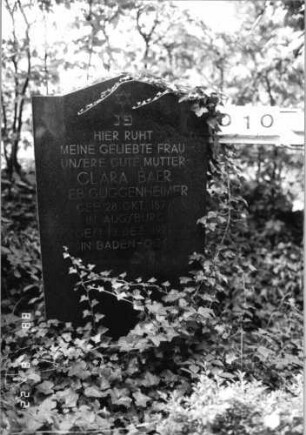 Grabstein 10 (Index: 100080109) Material: Granit Zustand: gut Maße HxBxT: 118x60x20 cm Beschreibung: sich nach oben verbreiternde Stele, eingezogener giebelartiger Abschluß Symbolik: Davidstern: Grabstein 10