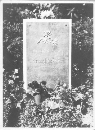 Grabstein für Hermann Julius Richter : Dresden. Grabstein für Hermann Julius Richter. Sandstein, Bronze (1936; E. Richter)