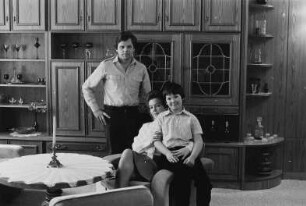 Familie V. (selbständiger Tischlermeister, Sonderentladungspumperin) im Wohnzimmer