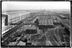 Blick von Bau Me 140 Silo, Me 28 Lagergebäude, Me 138 Gipsmüllerei, Me 139 Ammonsulfatfabrik, Me 141 Gipslager, Me 231 Elektrische Unterstation, Me 327 Auftauschuppen, Straße 2
