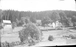 Siedlung im Werkel : re. Schule, vor dem li. davon stehenden Gebäude das Denkmal für die Gefallenen des 1. Weltkrieges