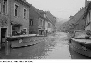 Blick in eine überschwemmte Straße